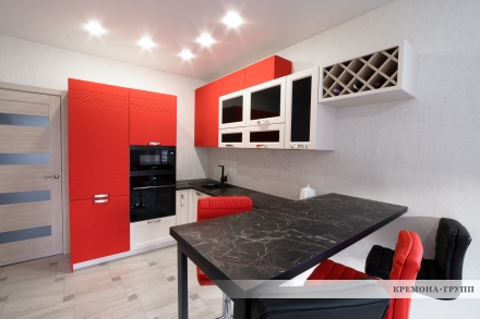 Кухня с красными рельефными фасадами